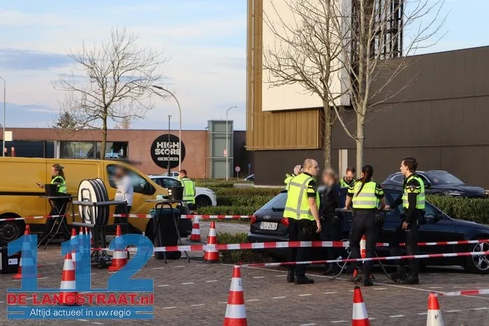 16.600 illegale sigaretten ontdekt tijdens verkeerscontrole in Waalwijk, ook bijna 40.000 euro geïnd 1 16.600 illegale sigaretten ontdekt tijdens verkeerscontrole in Waalwijk, ook bijna 40.000 euro geïnd 112 De Langstraat