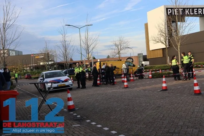 Grote politiecontrole op parkeerterrein van Piet Klerkx Waalwijk 3 Grote politiecontrole op parkeerterrein van Piet Klerkx Waalwijk 112 De Langstraat