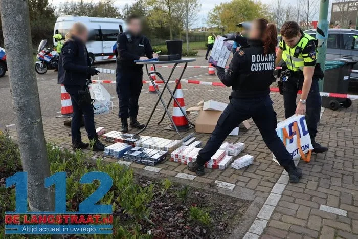 16.600 illegale sigaretten ontdekt tijdens verkeerscontrole in Waalwijk, ook bijna 40.000 euro geïnd 3 16.600 illegale sigaretten ontdekt tijdens verkeerscontrole in Waalwijk, ook bijna 40.000 euro geïnd 112 De Langstraat