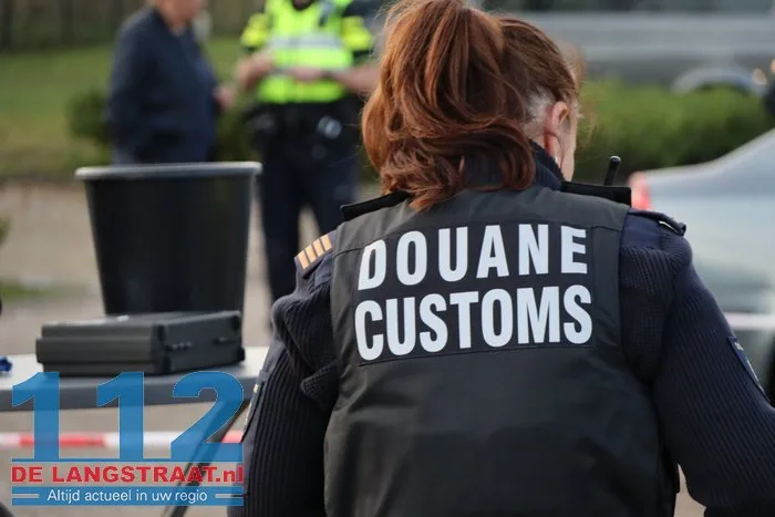 Grote politiecontrole op parkeerterrein van Piet Klerkx Waalwijk 6 Grote politiecontrole op parkeerterrein van Piet Klerkx Waalwijk 112 De Langstraat