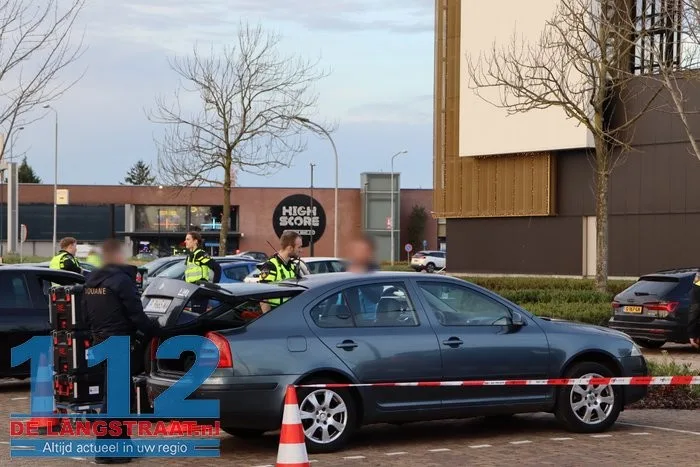 Grote politiecontrole op parkeerterrein van Piet Klerkx Waalwijk 8 Grote politiecontrole op parkeerterrein van Piet Klerkx Waalwijk 112 De Langstraat