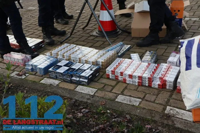 Grote politiecontrole op parkeerterrein van Piet Klerkx Waalwijk 10 Grote politiecontrole op parkeerterrein van Piet Klerkx Waalwijk 112 De Langstraat