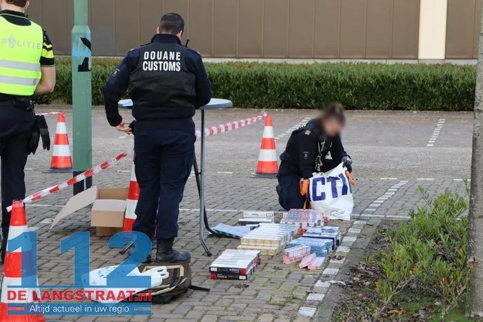 Grote politiecontrole op parkeerterrein van Piet Klerkx Waalwijk 11 Grote politiecontrole op parkeerterrein van Piet Klerkx Waalwijk 112 De Langstraat