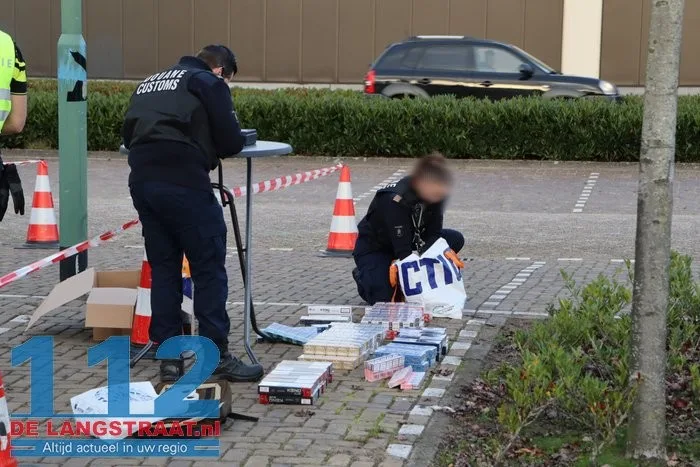 16.600 illegale sigaretten ontdekt tijdens verkeerscontrole in Waalwijk, ook bijna 40.000 euro geïnd 7 16.600 illegale sigaretten ontdekt tijdens verkeerscontrole in Waalwijk, ook bijna 40.000 euro geïnd 112 De Langstraat