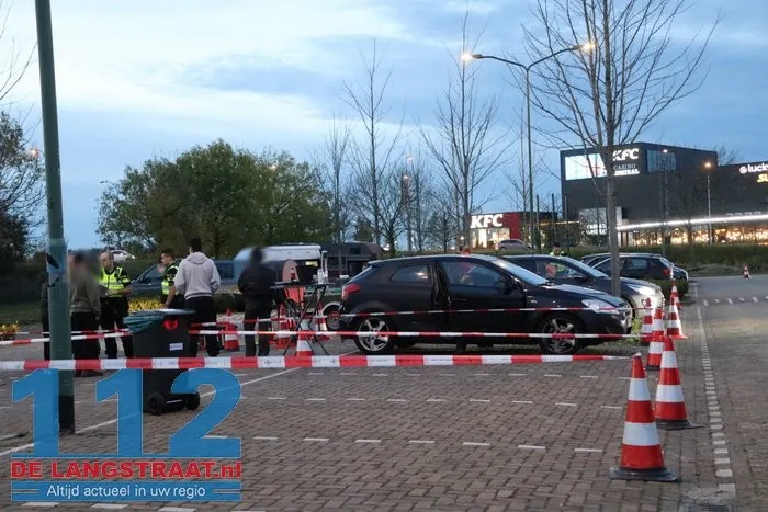 Grote politiecontrole op parkeerterrein van Piet Klerkx Waalwijk 13 Grote politiecontrole op parkeerterrein van Piet Klerkx Waalwijk 112 De Langstraat