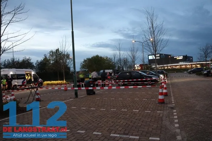 Grote politiecontrole op parkeerterrein van Piet Klerkx Waalwijk 14 Grote politiecontrole op parkeerterrein van Piet Klerkx Waalwijk 112 De Langstraat