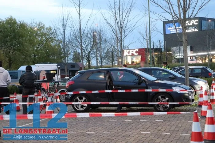 Grote politiecontrole op parkeerterrein van Piet Klerkx Waalwijk 15 Grote politiecontrole op parkeerterrein van Piet Klerkx Waalwijk 112 De Langstraat