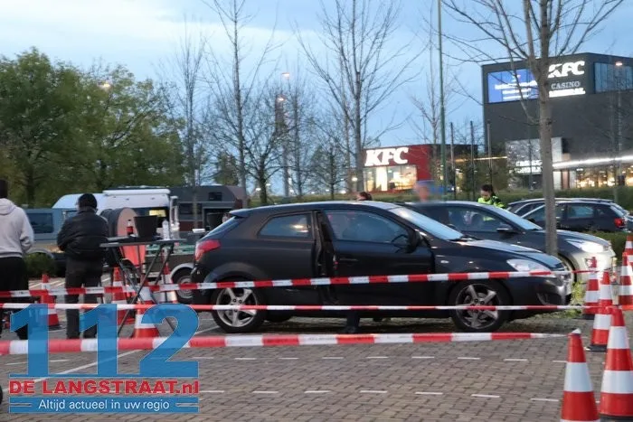 Grote politiecontrole op parkeerterrein van Piet Klerkx Waalwijk 16 Grote politiecontrole op parkeerterrein van Piet Klerkx Waalwijk 112 De Langstraat