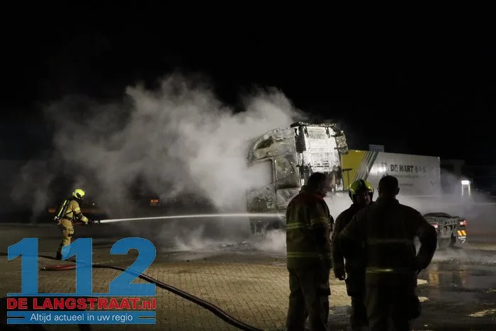 Vrachtwagen in vlammen op: 'Daders op camerabeelden te zien' 112 De Langstraat