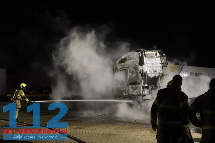 Vrachtwagen in vlammen op: 'Daders op camerabeelden te zien' 112 De Langstraat