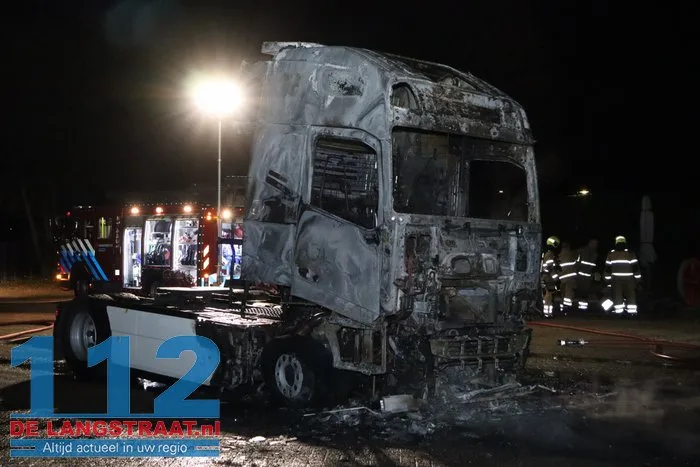 Vrachtwagen in vlammen op: 'Daders op camerabeelden te zien' 112 De Langstraat