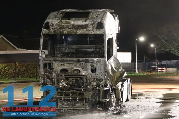 Vrachtwagen in vlammen op: 'Daders op camerabeelden te zien' 112 De Langstraat