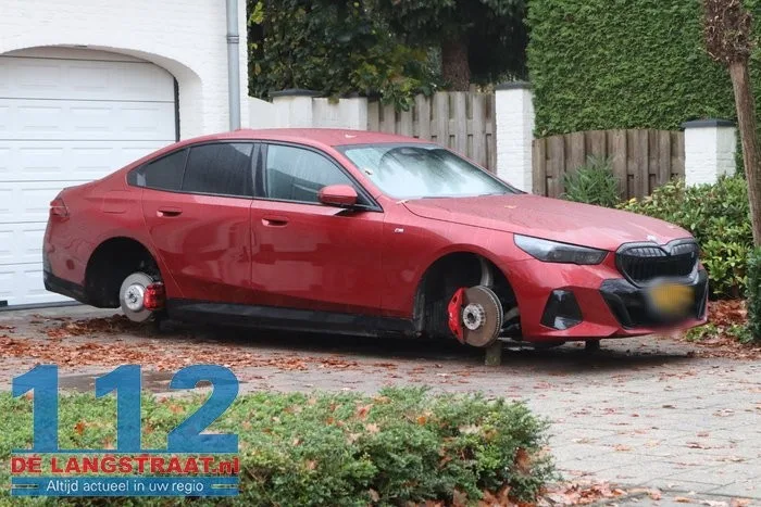 Brutale diefstal: BMW zonder wielen bij woning 1 Brutale diefstal: BMW zonder wielen bij woning 112 De Langstraat