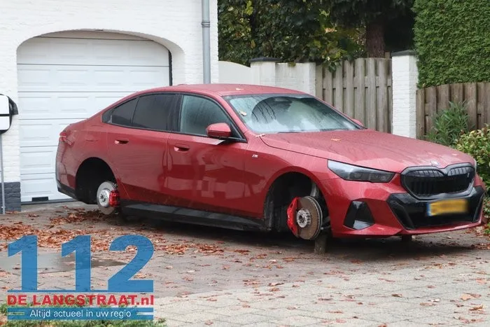 Brutale diefstal: BMW zonder wielen bij woning 2 Brutale diefstal: BMW zonder wielen bij woning 112 De Langstraat