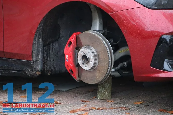 Brutale diefstal: BMW zonder wielen bij woning 3 Brutale diefstal: BMW zonder wielen bij woning 112 De Langstraat