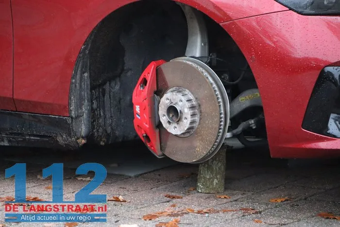 Brutale diefstal: BMW zonder wielen bij woning 4 Brutale diefstal: BMW zonder wielen bij woning 112 De Langstraat