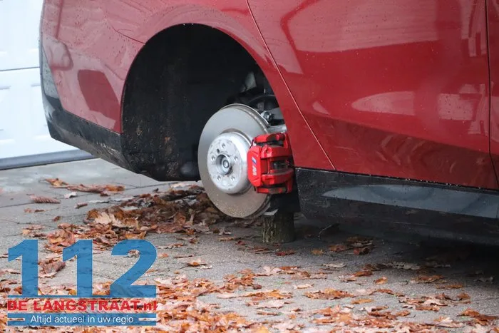 Brutale diefstal: BMW zonder wielen bij woning 5 Brutale diefstal: BMW zonder wielen bij woning 112 De Langstraat