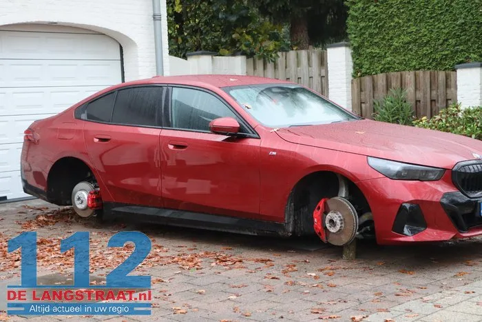 Brutale diefstal: BMW zonder wielen bij woning 6 Brutale diefstal: BMW zonder wielen bij woning 112 De Langstraat