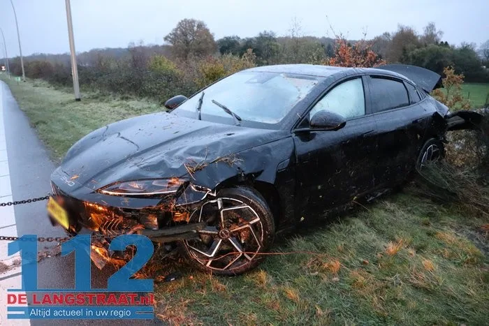 Hagel zorgt voor gevaarlijke situaties en twee crashes op N261 Kaatsheuvel 112 De Langstraat