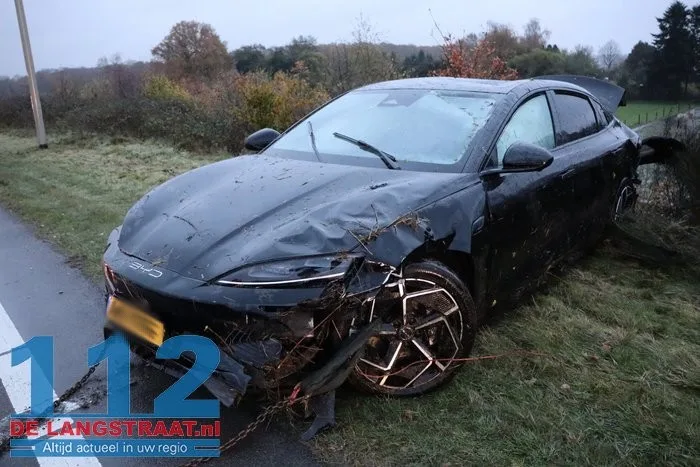 Hagel zorgt voor gevaarlijke situaties en twee crashes op N261 Kaatsheuvel 112 De Langstraat