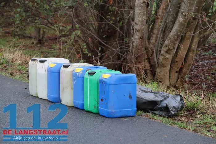 Zeven jerrycans aangetroffen in Kaatsheuvel: politie onderzoekt of ze uit drugslab komen 5 Zeven jerrycans aangetroffen in Kaatsheuvel: politie onderzoekt of ze uit drugslab komen 112 De Langstraat