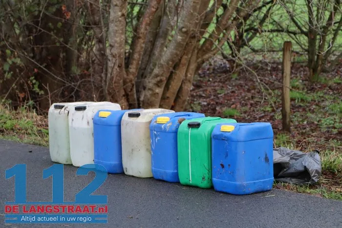 Zeven jerrycans aangetroffen in Kaatsheuvel: politie onderzoekt of ze uit drugslab komen 7 Zeven jerrycans aangetroffen in Kaatsheuvel: politie onderzoekt of ze uit drugslab komen 112 De Langstraat