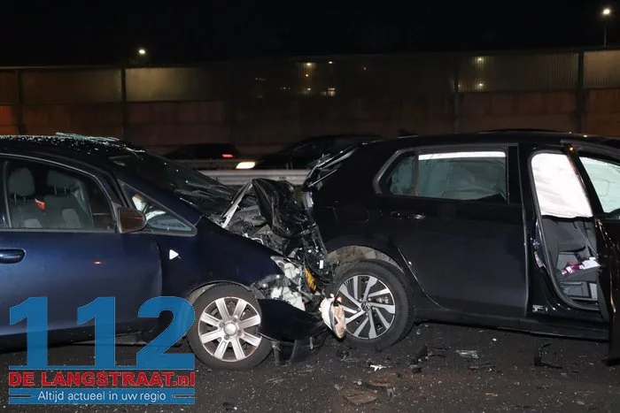 Flinke aanrijding A59 Waalwijk zorgt voor file 4 Flinke aanrijding A59 Waalwijk zorgt voor file 112 De Langstraat