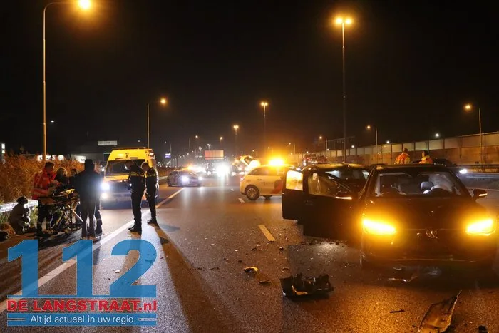 Flinke aanrijding A59 Waalwijk zorgt voor file 8 Flinke aanrijding A59 Waalwijk zorgt voor file 112 De Langstraat