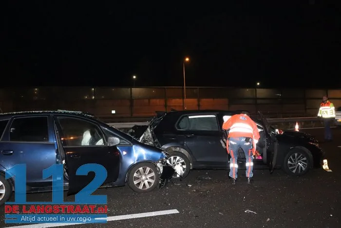Flinke aanrijding A59 Waalwijk zorgt voor file 12 Flinke aanrijding A59 Waalwijk zorgt voor file 112 De Langstraat