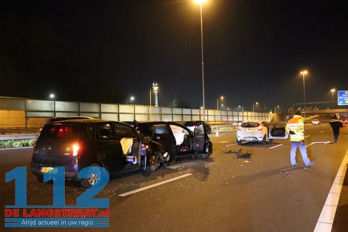 Flinke aanrijding A59 Waalwijk zorgt voor file 15 Flinke aanrijding A59 Waalwijk zorgt voor file 112 De Langstraat