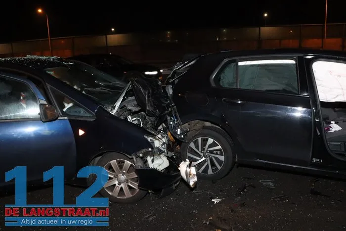 Flinke aanrijding A59 Waalwijk zorgt voor file 17 Flinke aanrijding A59 Waalwijk zorgt voor file 112 De Langstraat