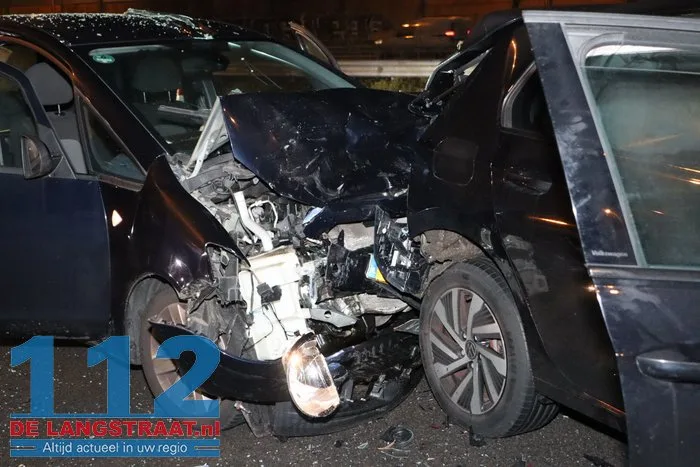 Flinke aanrijding A59 Waalwijk zorgt voor file 18 Flinke aanrijding A59 Waalwijk zorgt voor file 112 De Langstraat