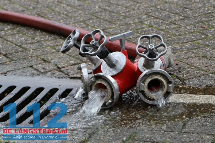 Afgebroken waterkraan zorgt voor flinke wateroverlast in Loon op Zand 7 Afgebroken waterkraan zorgt voor flinke wateroverlast in Loon op Zand 112 De Langstraat
