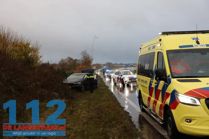 Auto botst tegen talud en lantaarnpaal na aquaplaning op Midden-Brabantweg Sprang-Capelle 112 De Langstraat