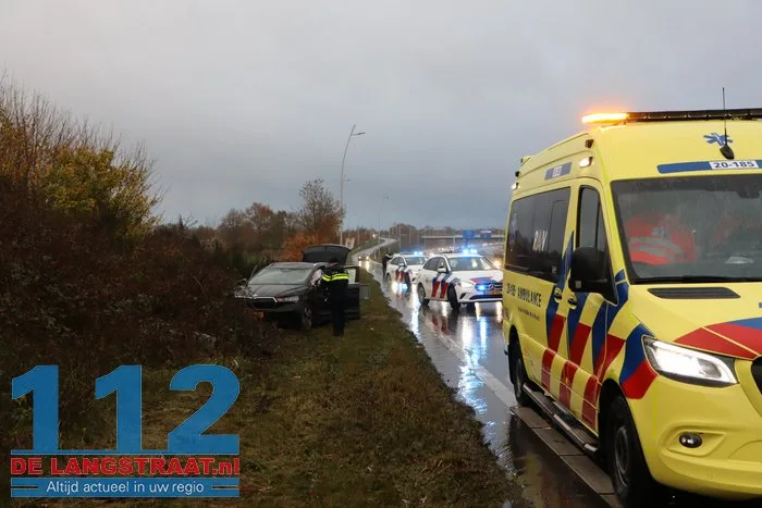 Auto botst tegen talud en lantaarnpaal na aquaplaning op Midden-Brabantweg Sprang-Capelle 112 De Langstraat