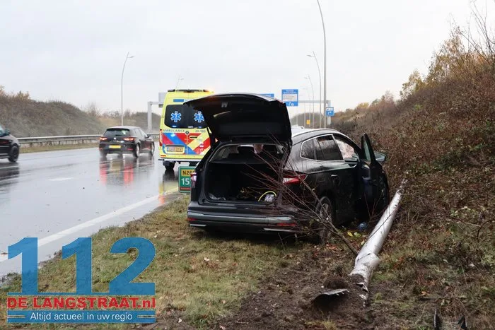 Auto botst tegen talud en lantaarnpaal na aquaplaning op Midden-Brabantweg Sprang-Capelle 112 De Langstraat