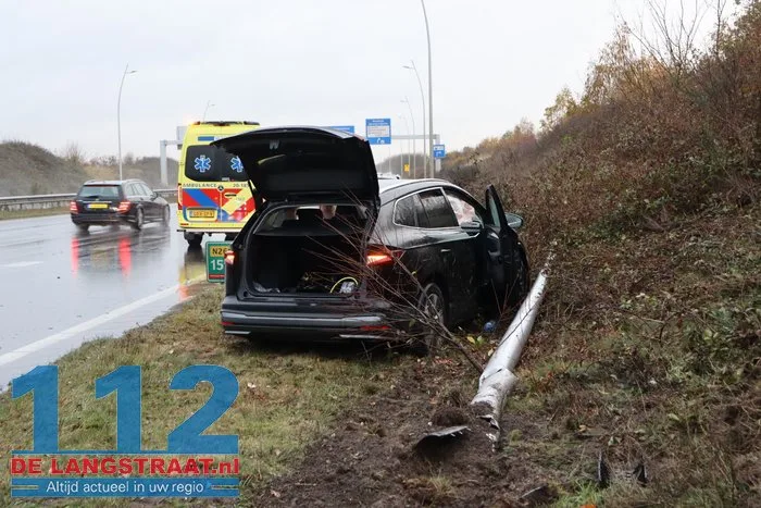 Auto botst tegen talud en lantaarnpaal na aquaplaning op Midden-Brabantweg Sprang-Capelle 112 De Langstraat