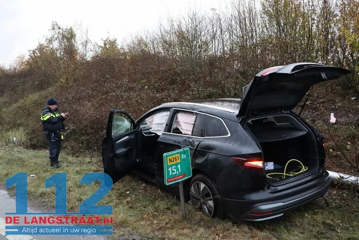 Auto botst tegen talud en lantaarnpaal na aquaplaning op Midden-Brabantweg Sprang-Capelle 112 De Langstraat