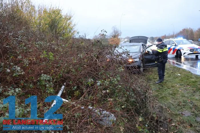 Auto botst tegen talud en lantaarnpaal na aquaplaning op Midden-Brabantweg Sprang-Capelle 112 De Langstraat