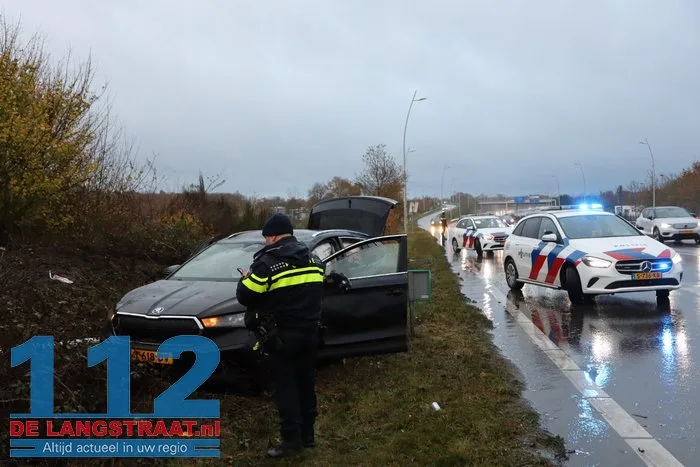 Auto botst tegen talud en lantaarnpaal na aquaplaning op Midden-Brabantweg Sprang-Capelle 112 De Langstraat