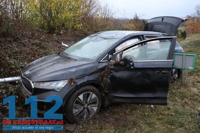Auto botst tegen talud en lantaarnpaal na aquaplaning op Midden-Brabantweg Sprang-Capelle 112 De Langstraat