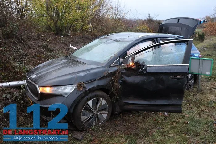 Auto botst tegen talud en lantaarnpaal na aquaplaning op Midden-Brabantweg Sprang-Capelle 112 De Langstraat