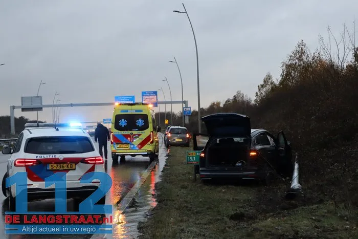 Auto botst tegen talud en lantaarnpaal na aquaplaning op Midden-Brabantweg Sprang-Capelle 112 De Langstraat