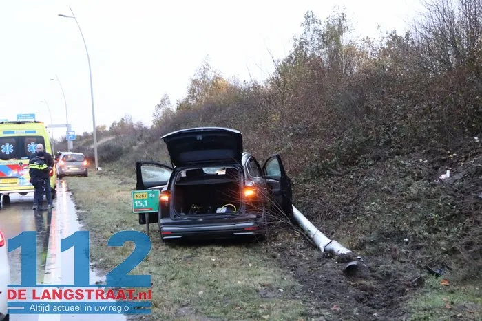 Auto botst tegen talud en lantaarnpaal na aquaplaning op Midden-Brabantweg Sprang-Capelle 112 De Langstraat