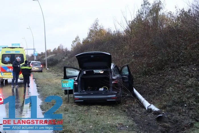 Auto botst tegen talud en lantaarnpaal na aquaplaning op Midden-Brabantweg Sprang-Capelle 112 De Langstraat
