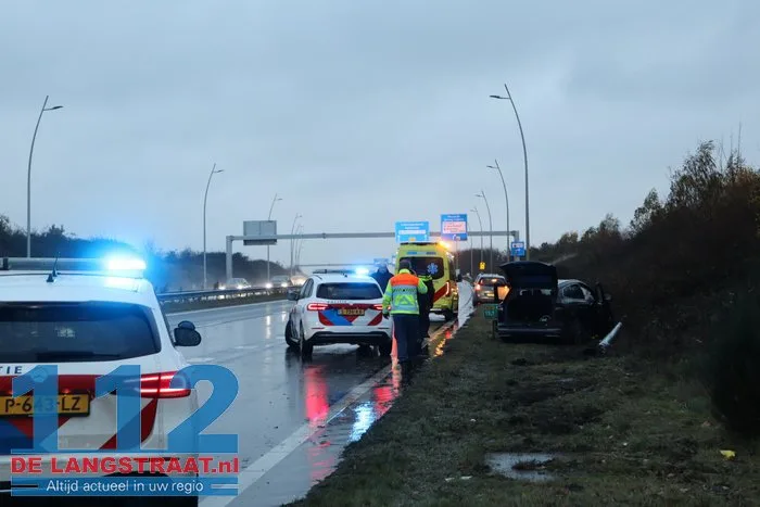 Auto botst tegen talud en lantaarnpaal na aquaplaning op Midden-Brabantweg Sprang-Capelle 112 De Langstraat