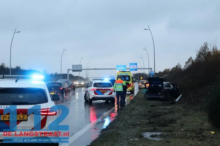 Auto botst tegen talud en lantaarnpaal na aquaplaning op Midden-Brabantweg Sprang-Capelle 112 De Langstraat
