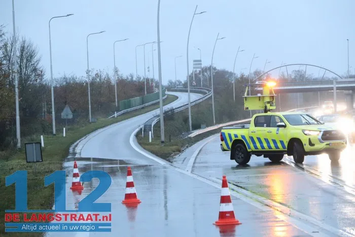 Auto botst tegen talud en lantaarnpaal na aquaplaning op Midden-Brabantweg Sprang-Capelle 112 De Langstraat