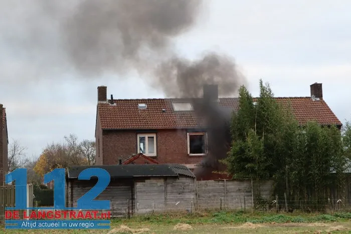 Brandweer rukt uit voor vuurtje in achtertuin Sprang-Capelle 2 Brandweer rukt uit voor vuurtje in achtertuin Sprang-Capelle 112 De Langstraat