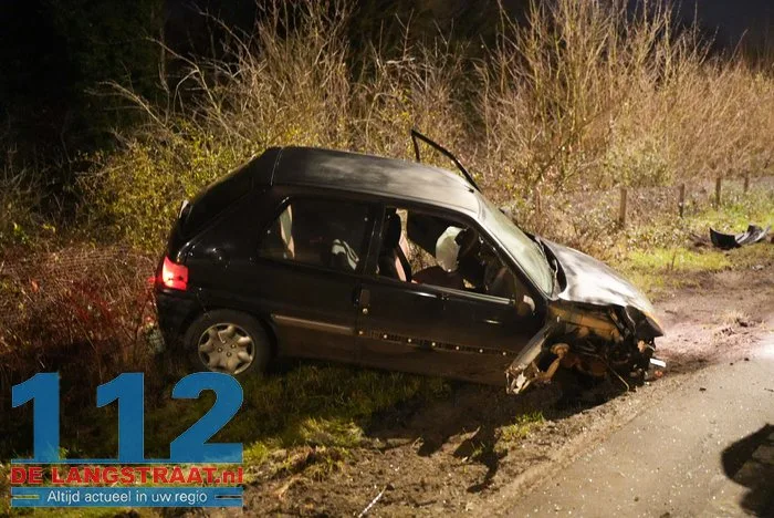 Auto raakt van de weg en botst tegen lantaarnpaal op N261 Loon op Zand 112 De Langstraat
